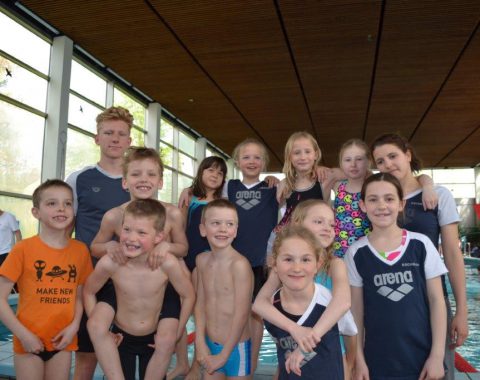 Die Talentgruppe (TG) des Schwimmclub Westerbach Eschborn (SCWE) beim 33. Einladungsschwimmfest in Hochheim